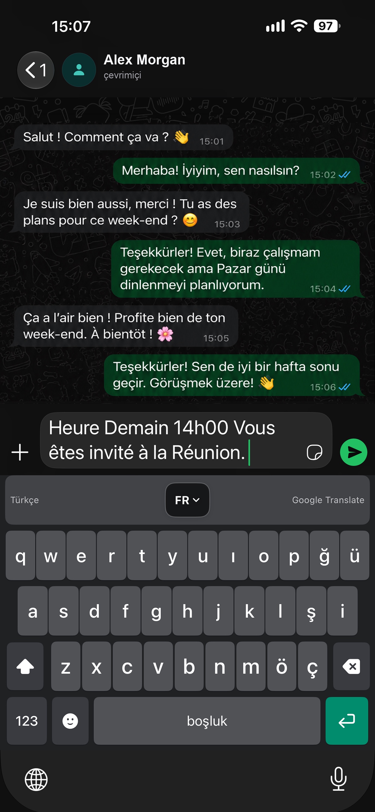 Flow Translate klavyesinde Türkçe yazılan mesaj Fransızcaya çevriliyor — hepsi mesajlaşma uygulamasının içinde